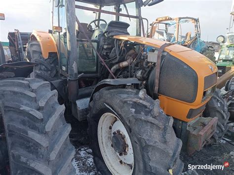 Widok kabiny Renault Ares z oznaczeniami