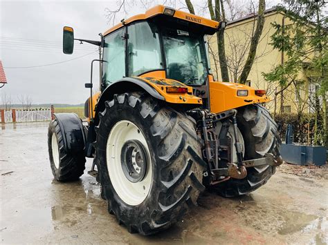 Renault Ares 826RZ w gospodarstwie