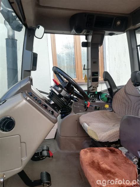 Wnętrze kabiny Renault Ares 816RZ
