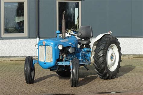 Porównanie traktorów Fordson Dexta i Ford 1000