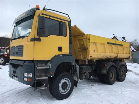 zdjęcie ciężarówki MAN 6x6 wywrotka w akcji