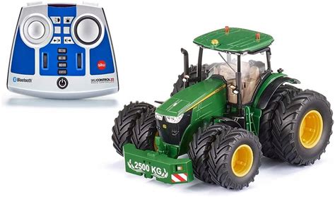 Zdalnie sterowany ciągnik John Deere na polu
