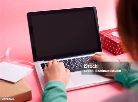 osoba korzystająca z kalkulatora leasingowego na laptopie