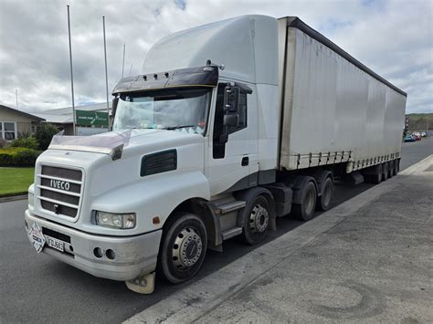 zdjęcie porównujące Kenworth K200 i Iveco PowerStar