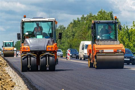 Zestawienie wizualne zastosowań wody na budowie (mieszanie betonu, zraszanie, maszyny drogowe)
