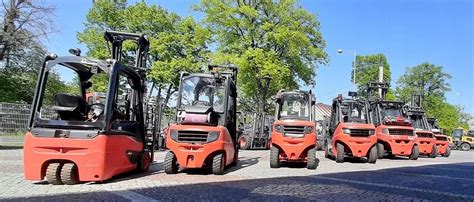 zdjęcie przedstawiające ewolucję wózków widłowych Linde