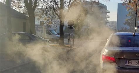 zdjęcie silnika Yanmar z widocznym dymem z wydechu