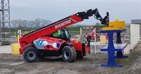 Logo Manitou BF na maszynie budowlanej