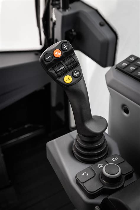 Panel sterowania i joystick w kabinie Bobcat L85