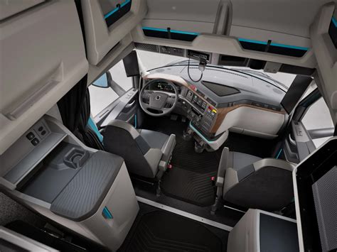 Wnętrze kabiny Volvo ciężarówki, widok na ergonomiczne fotele i schowki