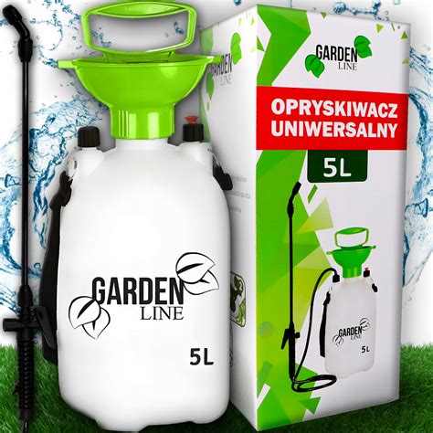 zdjęcie opryskiwacza ręcznego 5l na tle ogrodu