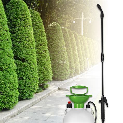 Zbliżenie na montaż osłonki herbicydowej na końcu lancy opryskiwacza