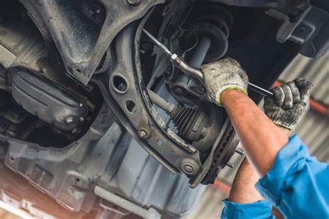 mechanik sprawdzający układ kierowniczy
