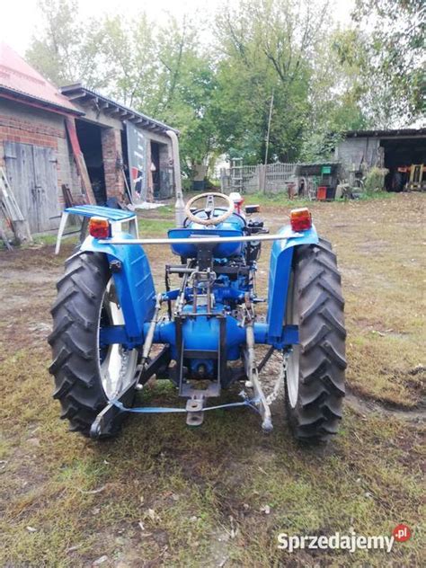 Hala dystrybutora samochodów Ford przy ul. Zielonej we Lwowie - widoczne samochody i ciągnik rolniczy Fordson