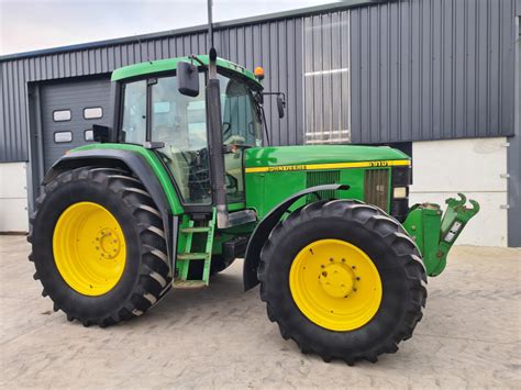 John Deere 6910 na tle pola uprawnego