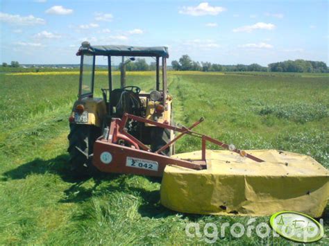 Zdjęcie ciągnika Belarus 820 z podłączoną kosiarką rotacyjną