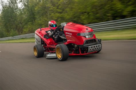 Honda Mean Mower V2 na torze wyścigowym
