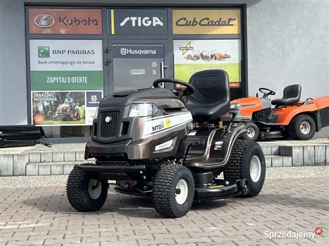 zdjęcie kosiarki MTD z widocznym silnikiem Kawasaki