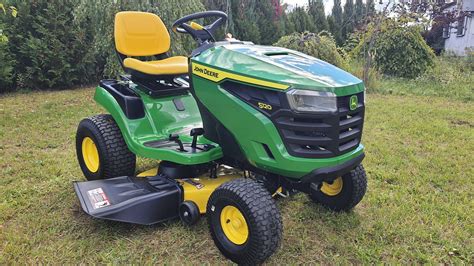 Widok na silnik traktorka John Deere X105 z otwartą pokrywą
