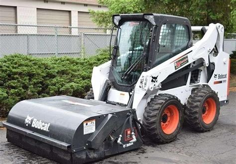 Zamiatarka Bobcat w akcji na placu budowy