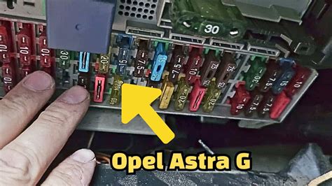 Schemat budowy konsoli centralnej Opel Astra G z widokiem na hamulec ręczny