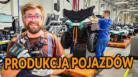 Tematyczne zdjęcie konserwatora pracującego przy maszynie UDT, uzupełniającego dokumentację