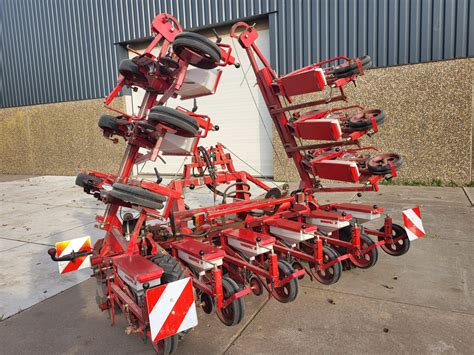 Schemat budowy sekcji siewnika Accord Monopill S z elementami takimi jak usuwacz brył, rolki prowadzące i dociskające, oraz rolka zamykająca bruzdę.