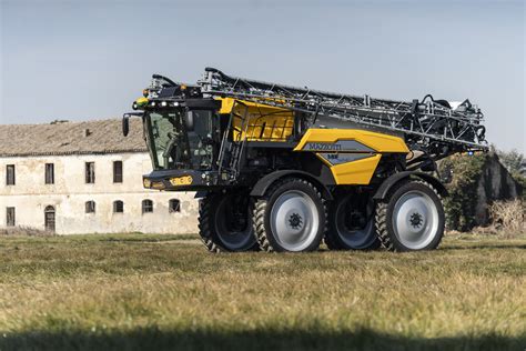 Włoski opryskiwacz Mazotti MAF 3180 pracujący na uprawie