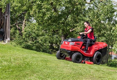 Traktorek ogrodowy w akcji koszenia trawy