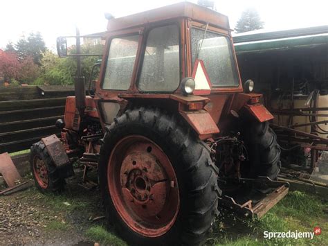 Tematyczne zdjęcie przedstawiające mały ciągnik 4x4 pracujący w gospodarstwie.