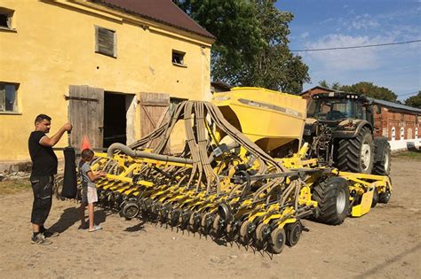 Siewnik Bednar Omega w polu podczas pracy