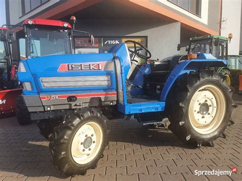 Zdjęcie ciągnika ISEKI pracującego w polu