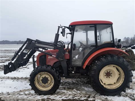 Zetor ciągnik z zamontowanym ładowaczem czołowym, ukazujący jego konstrukcję i mechanizmy