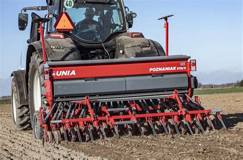 Zdjęcie siewnika Unia Poznaniak w pracy na polu
