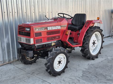 Schemat porównawczy głównych marek japońskich traktorków, uwzględniający ich główne cechy i zastosowania.