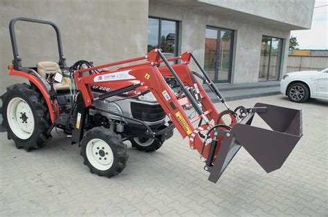 Zdjęcie przedstawiające różne typy osprzętu do mini traktorka: ładowacz czołowy, pług, kosiarka, zamiatarka.