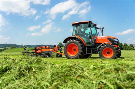 ciągnik Kubota w akcji na zaśnieżonym terenie