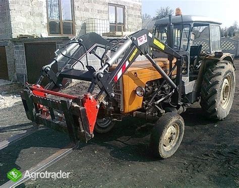 zdjęcie ciągnika z turem rozładowującego palety