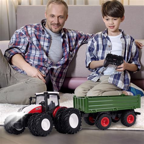 Zdalnie sterowany traktor z dzieckiem bawiącym się na świeżym powietrzu