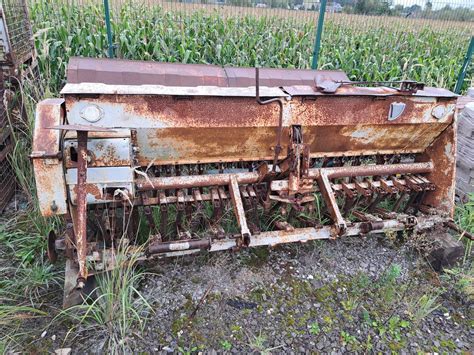 Zdjęcie przykładowego siewnika zbożowego dostępnego na OLX