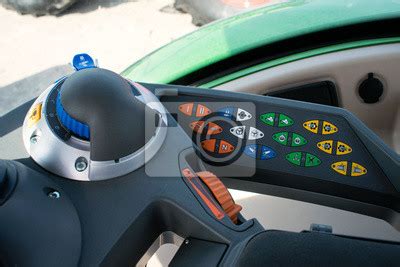 Panel sterowania systemami ADAS w kabinie nowoczesnego ciągnika siodłowego