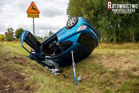 Zniszczone samochody osobowe po wypadku drogowym