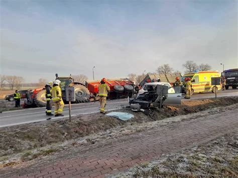 Miejsce wypadku z uszkodzonym samochodem i ciągnikiem rolniczym