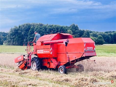 Zdjęcie historycznego kombajnu zbożowego Köla Rubin na tle krajobrazu rolniczego