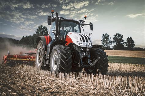 fotografia ciągnika Steyr Terrus CVT z opancerzoną kabiną