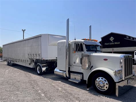Renowowany Peterbilt 379 w nowym lakierze, z europejską naczepą.