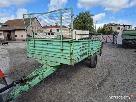 Zdjęcie historycznego jednoosiowego rozrzutnika obornika Agromet N219