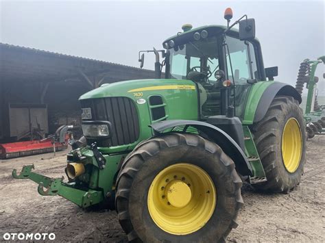 John Deere 7430 MW2 podczas pracy w polu (zdjęcie)