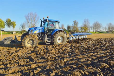 traktor orzący pole