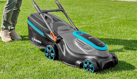 Ilustracja kosiarki elektrycznej Gardena PowerMax 37 E w akcji na zielonym trawniku